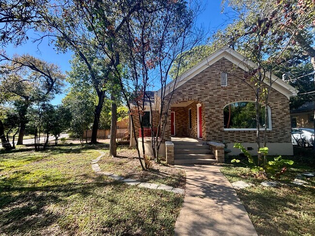 Photo - Hemphill Park Gem! 4 Bed/2.5 Bath - Availa...