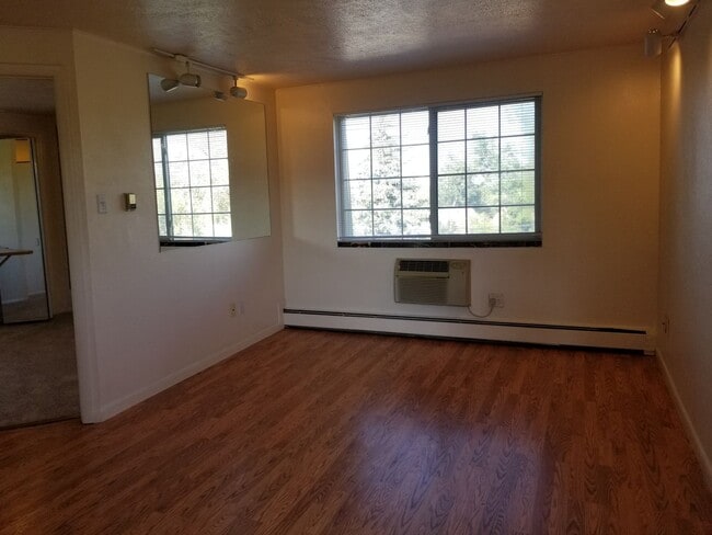Photo - REDUCED! TOP FLOOR 2 BD/1 BA w/ washer/dry... Unidad 680-317