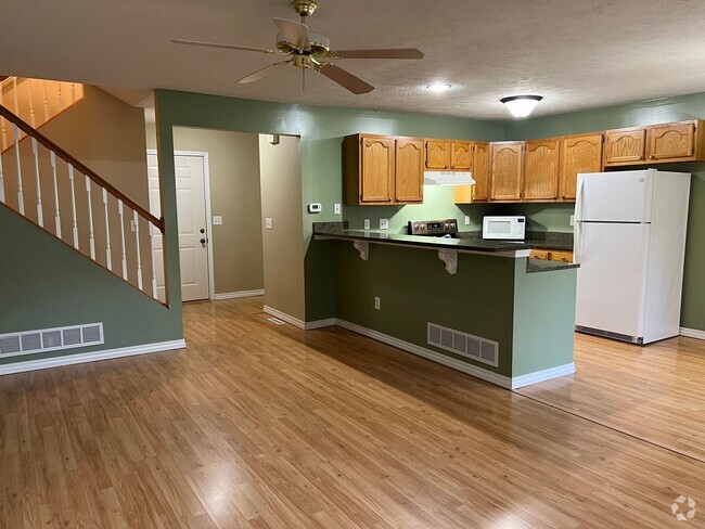 Building Photo - Very sharp 3 BR, 2.5 bathroom,  updated ap... Rental