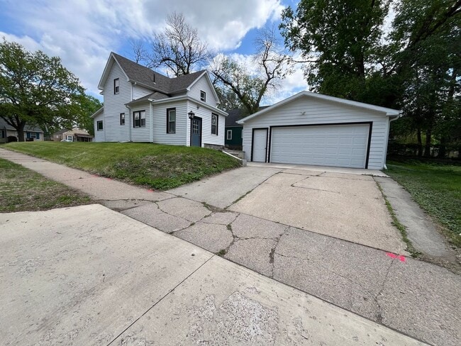 Building Photo - 4 Bed/1.5 Bath Rental Home in Central Sioux Falls!
