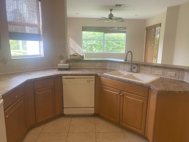 Photo - 906 Mariner Bay Blvd