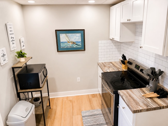 Photo - 611 W Henley St Unit Furnished Modern 3 Bedroom