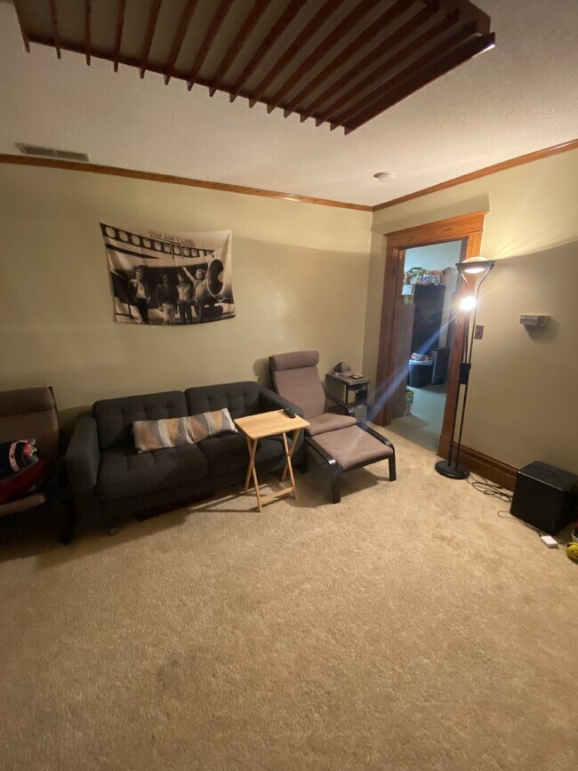 Spacious top floor 4 bed 1 bath by UWEC!