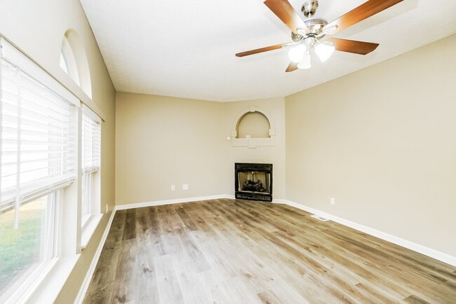 Photo - 1667 Eastbrook Dr N