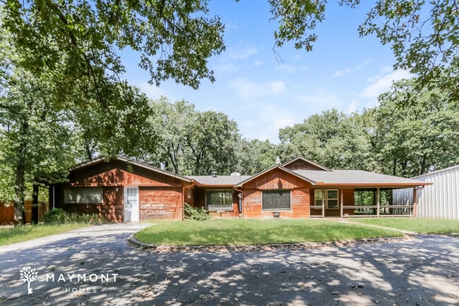 Building Photo - 1801 Whispering Oaks St Rental