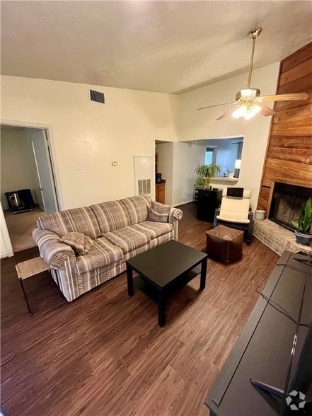 Building Photo - 1900 Woodsman Dr Rental