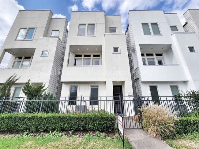 Building Photo - 1324 Delano St