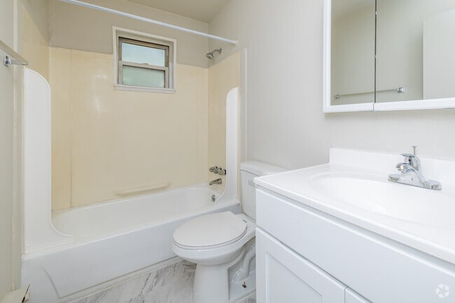 2 habitaciones, 1 baño - 1000 pies cuadrados - Baño - Salem Crossing Apartments