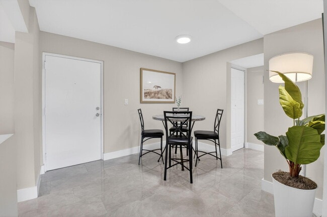 Photo - 480 NW 20th St Unidad 205