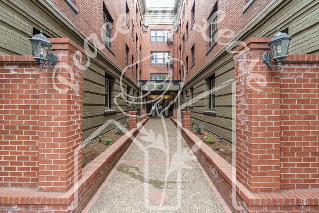 Building Photo - 2109 NW Irving St Unit 108