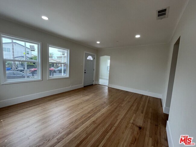 Photo - 8640 Baring Cross St