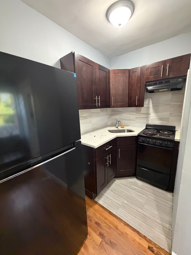Building Photo - 30 Gladstone Ave Unit 3