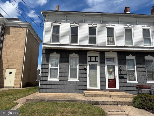 Building Photo - 37 S Chestnut St Unit 2 Rental