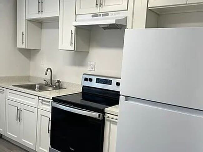 Building Photo - Updated 2 Bedroom Unit 9