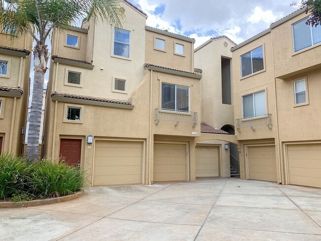 Building Photo - Lovely Bright and Spacious Two Bedroom Tri-Level Condo