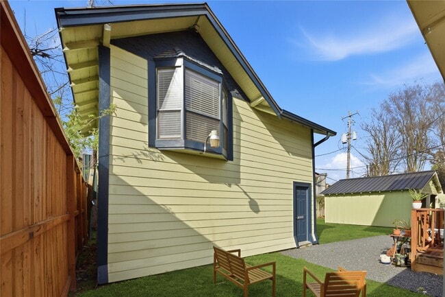 Building Photo - 1516 Bonnie Brae St Unit 1/2