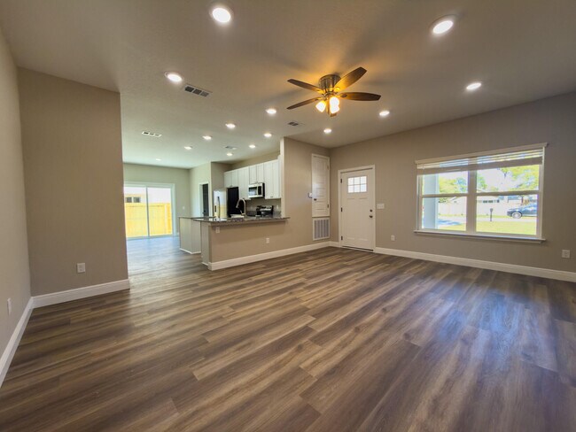 Photo - 6635 Water St