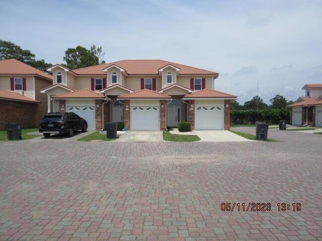 Building Photo - Upgraded End-Unit Townhome Minutes From Eglin AFB