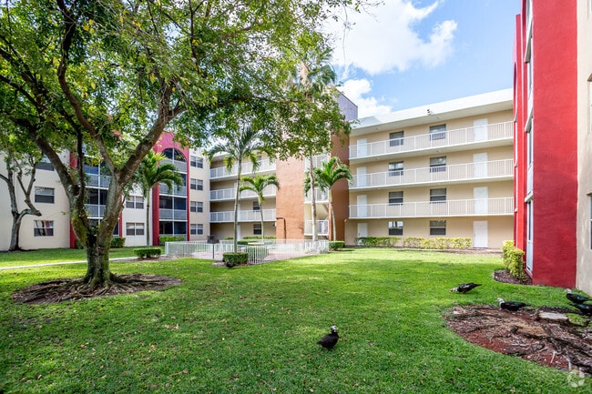 Lago Club Apartments