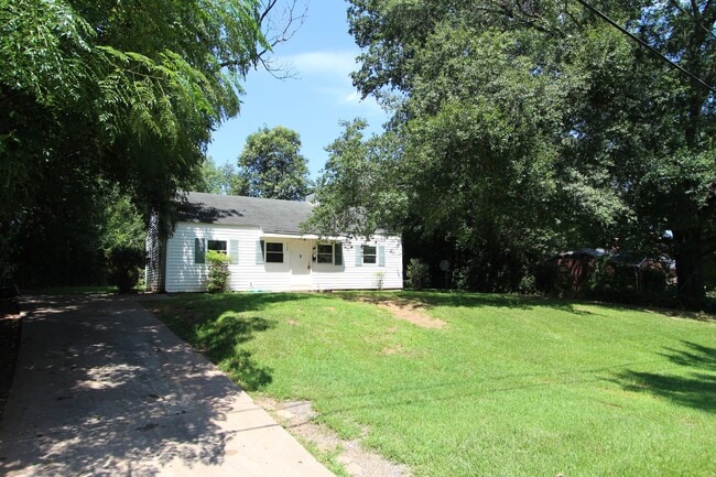 Photo - 725 Lucas St