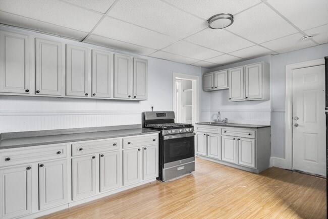 Building Photo - 10 Sycamore St Unit 2