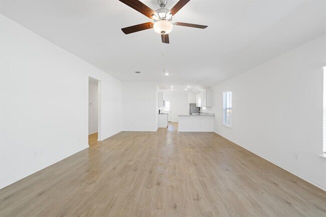 Photo - 112 Wirepass Cres