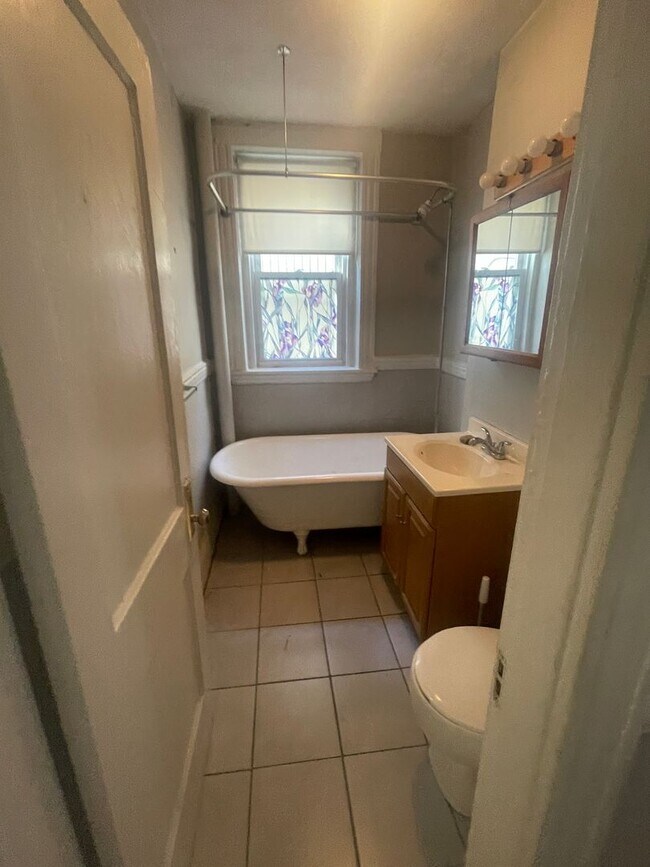 Photo - Split 2 Bed -With New Kit and Bath -Heat Inc -No Feer Stuidents Ok -Close to green line