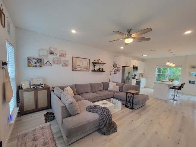 Photo - 652 Helen Ave