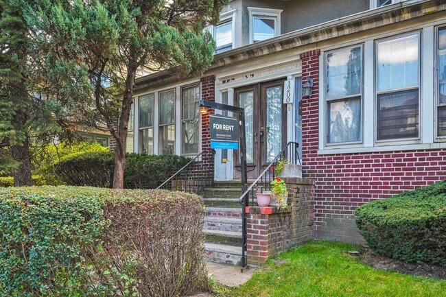 Building Photo - 1200 Beverley Rd Unit 2