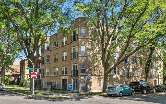 Photo of the building from outside - 2554 W Rosemont Ave Unit G