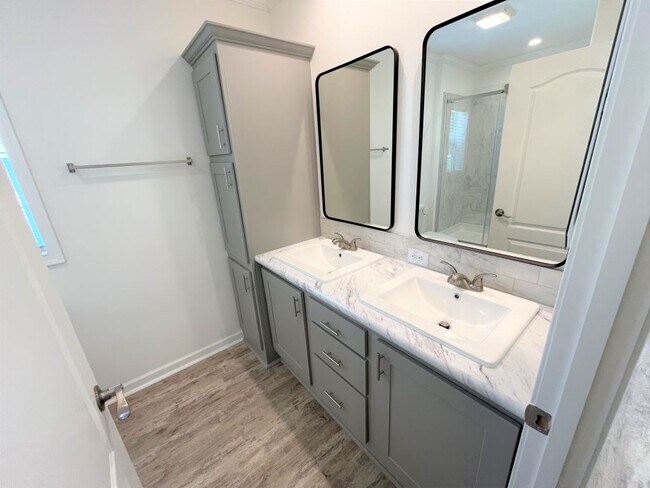 Photo - 5610 Woodford St
