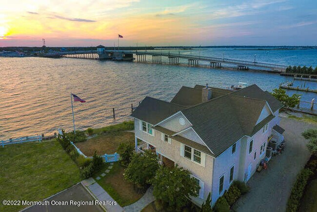 306 Old Bridge St