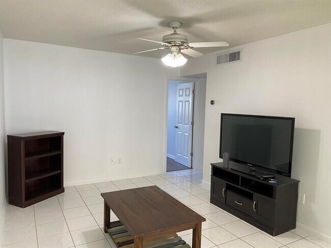 Photo - 340 NW 19th St Unidad 207