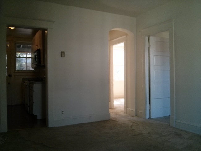 Photo - 2425 Ontario Rd NW