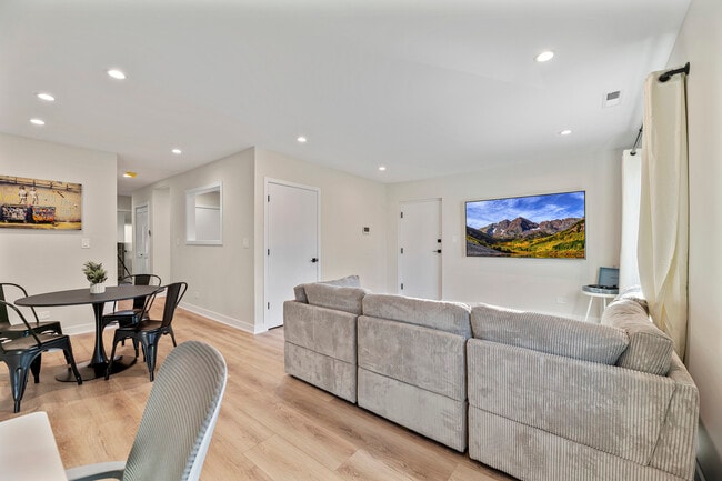 Photo - 7109 N Western Ave Unidad 2N