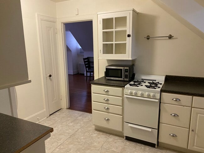 Kitchen - 610 Wayne Ave Unit 610
