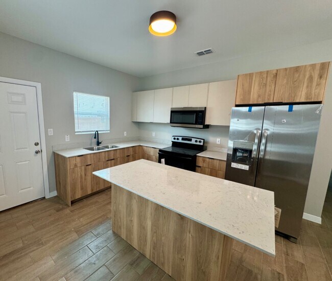 Building Photo - 617 N Delaware St