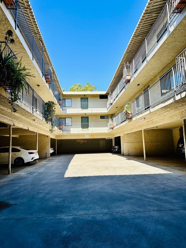 Building Photo - 6545 Hazeltine Ave. Van Nuys, CA. Rental