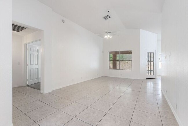 Photo - Enjoy an open floor plan with all appliances!