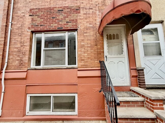 Photo - Spacious 3 BR / 1 BA HOUSE in Great South Philly location w/ Hardwood Flooring-Nice Kitchen-Washe...