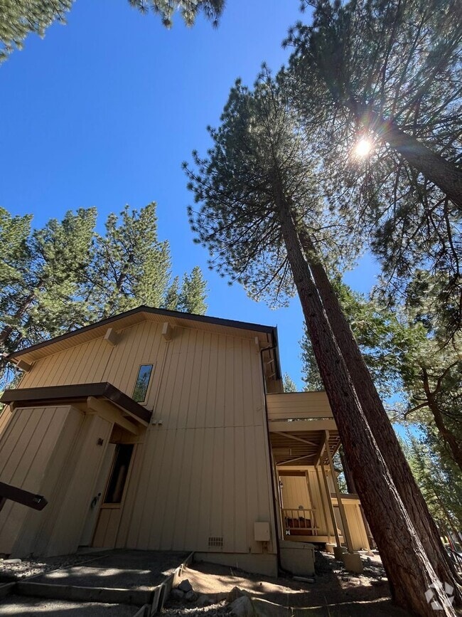 Building Photo - Available Now! 4 bedroom, 2.5 bath Unit 34 Rental