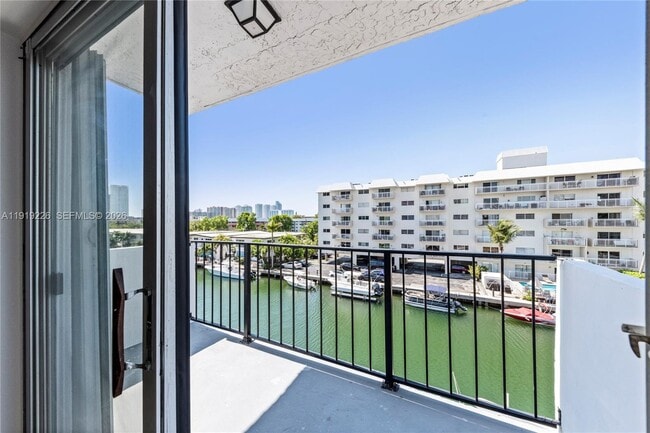 Photo - 3642 NE 171 St Unidad 405