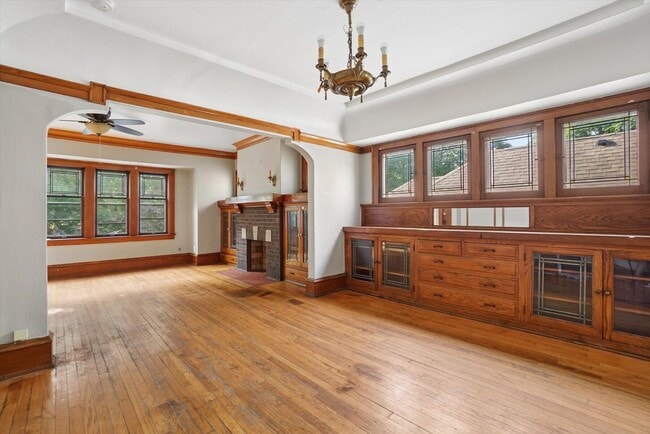 Building Photo - 2607 N 49th St Unit 2607 Upper