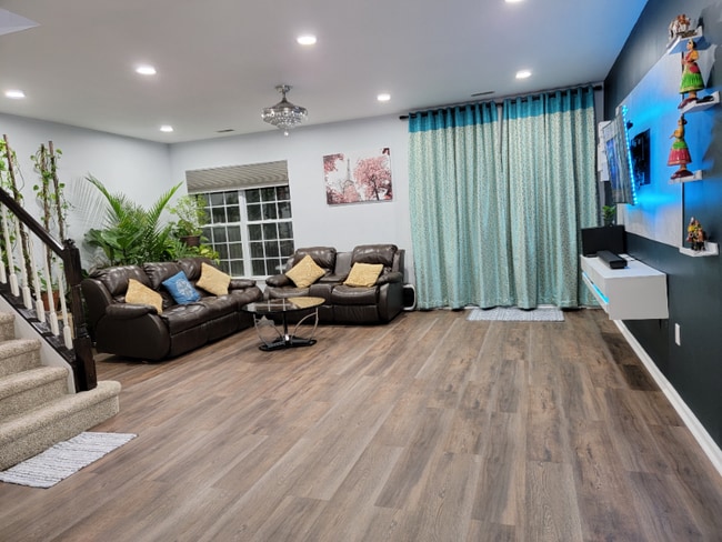 Photo - 32 Chatham Ct