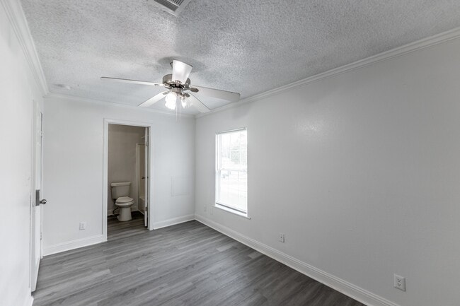 Building Photo - 142 Varsity Dr