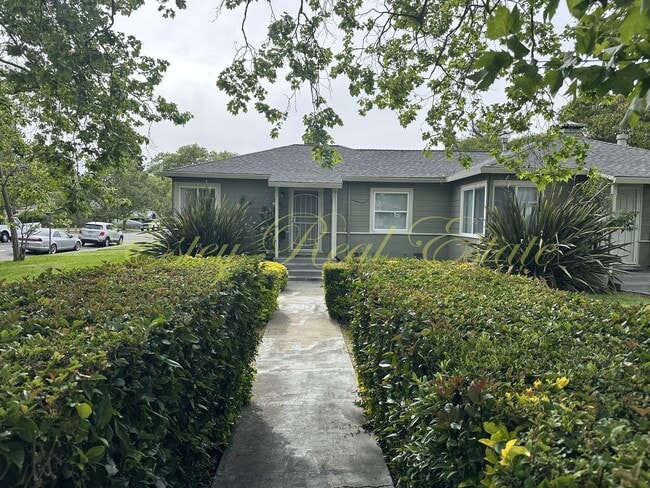 Building Photo - Mariposa Duplex Unit 901 Mariposa