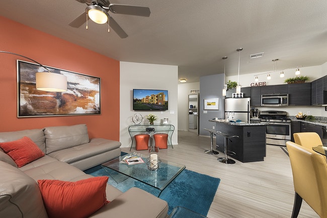 Cocinas gourmet con estufa eléctrica, placa para salpicaduras de azulejos, y una isla con desayunador. - Liv Ahwatukee