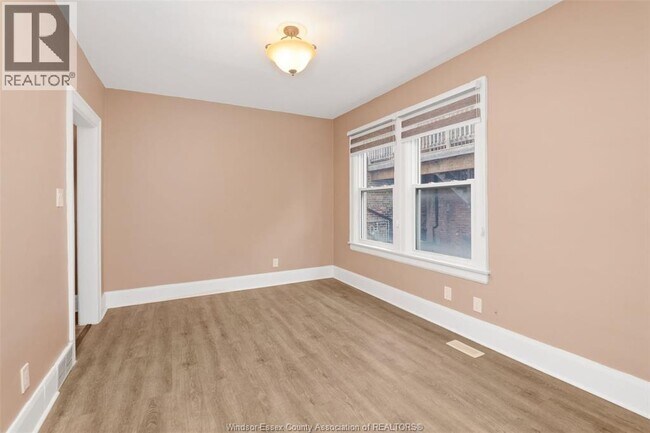 Photo - 1292 Chilver Rd
