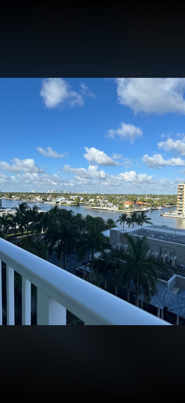 Building Photo - 3020 NE 32nd Ave Unit 610