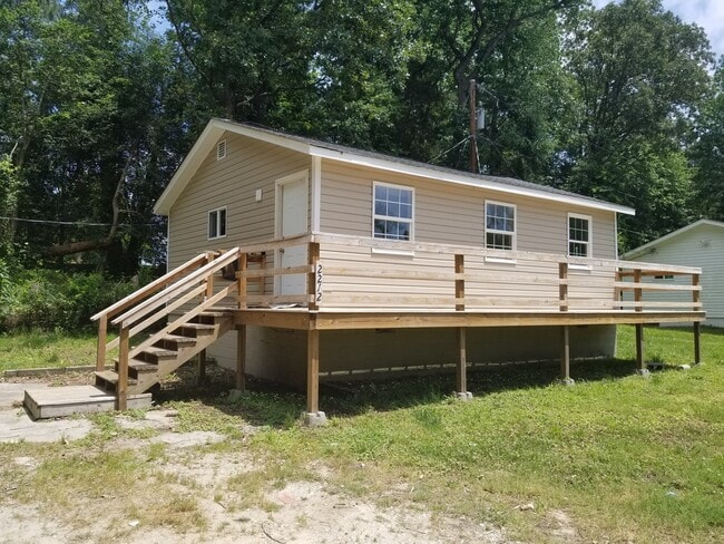 Building Photo - Charming Cottage with Lake View!